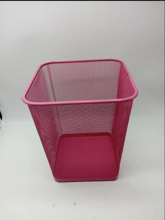 Papelera metálica rosa