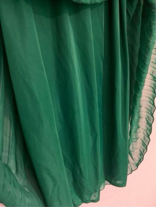 Vestido corto plisado verde con cinturón