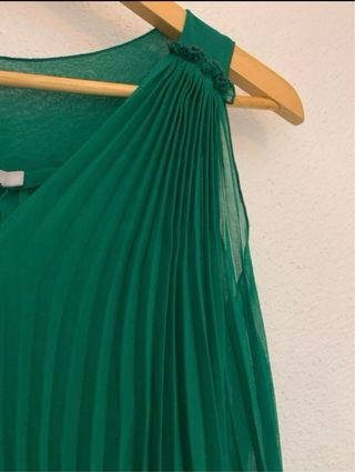 Vestido corto plisado verde con cinturón