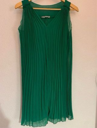 Vestido corto plisado verde con cinturón
