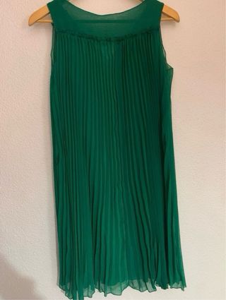 Vestido corto plisado verde con cinturón