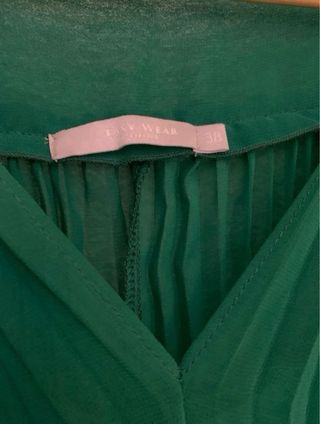 Vestido corto plisado verde con cinturón
