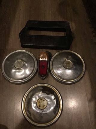SEAT 600D: tapacubos,piloto trasero, tapa bateria