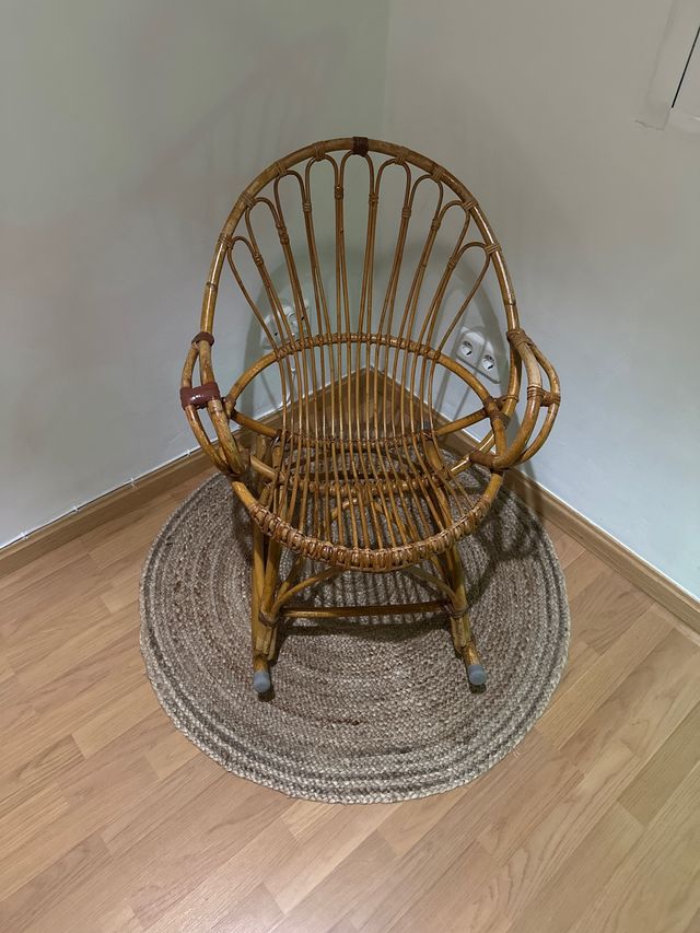 Mecedora mimbre marrón vintage
