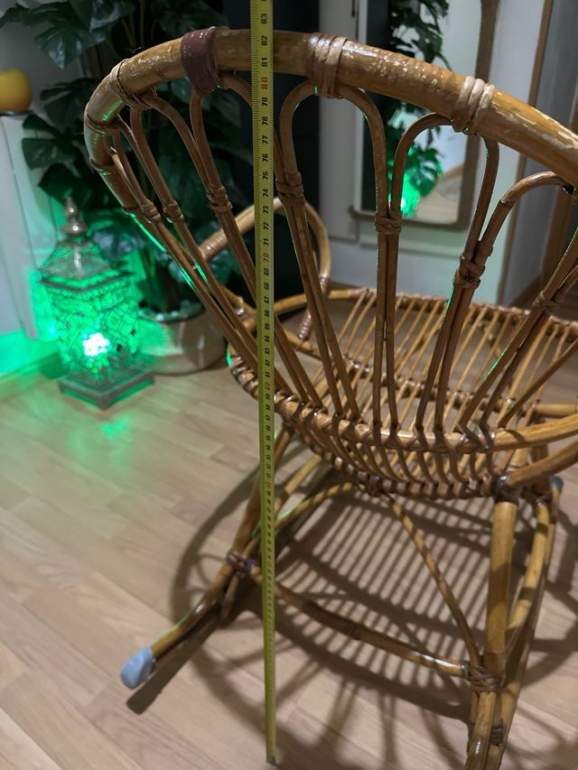 Mecedora mimbre marrón vintage