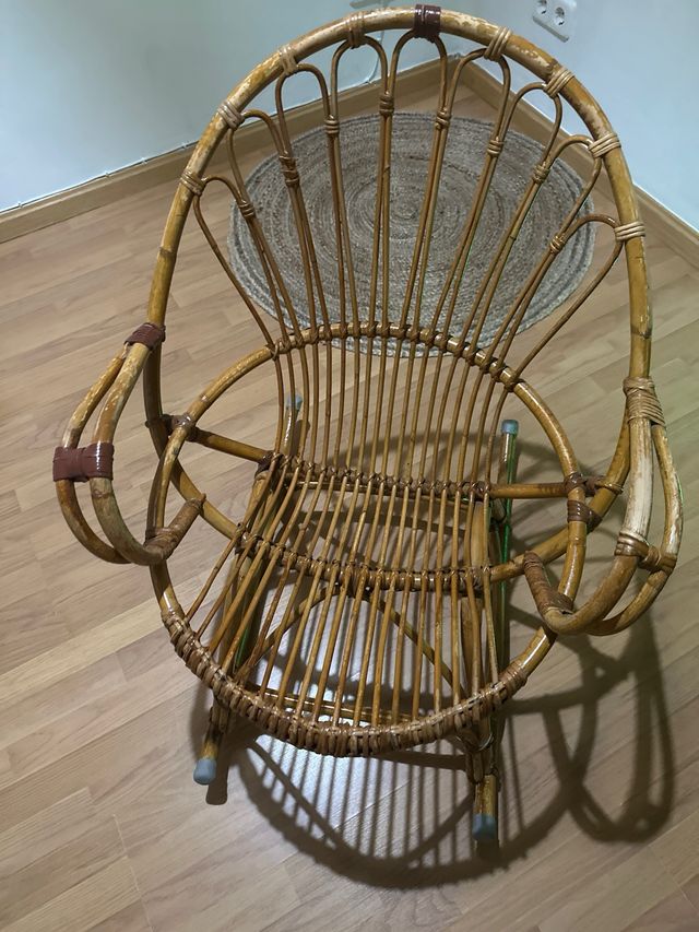 Mecedora mimbre marrón vintage
