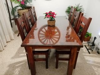 Mesa y seis sillas de comedor madera maciza 