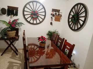 Mesa y seis sillas de comedor madera maciza 