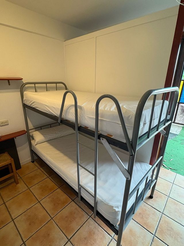 Literas metálicas grises