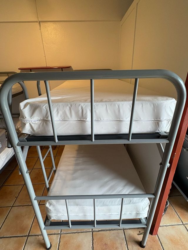 Literas metálicas grises