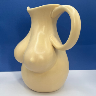 Brocca scultorea beige