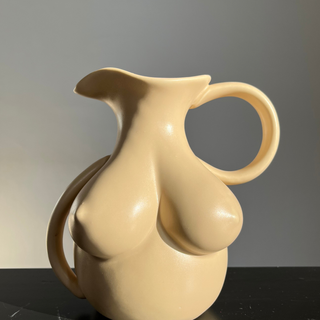 Brocca scultorea beige