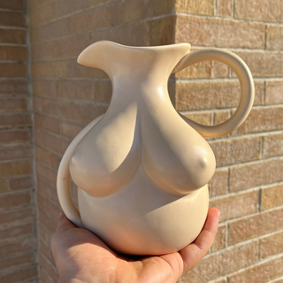 Brocca scultorea beige