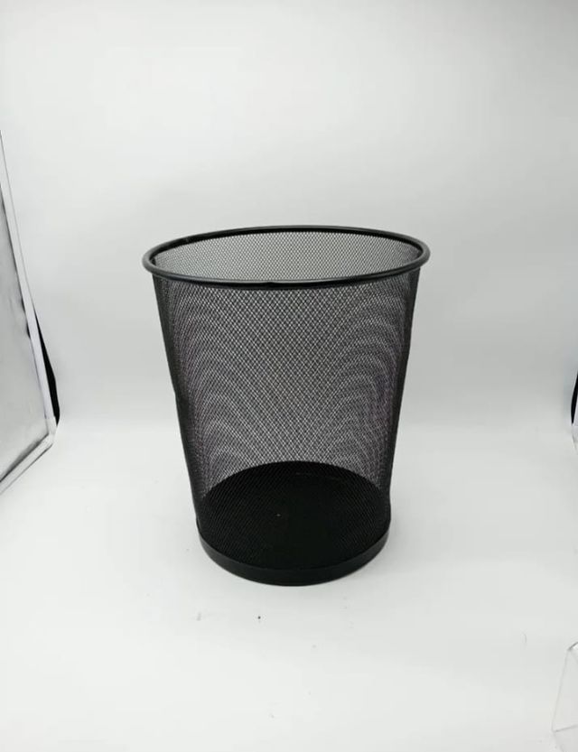 Papelera metálica negra