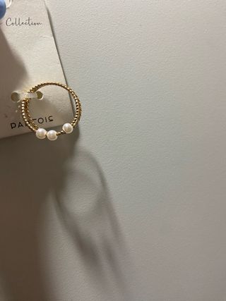 Anillo dorado con perlas