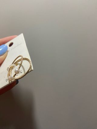 Anillo dorado con perlas