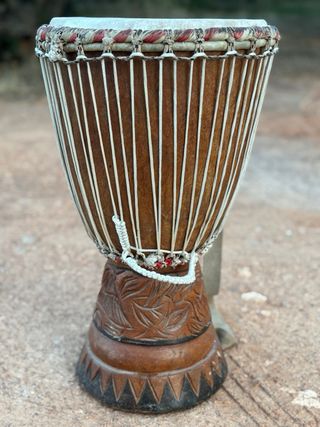 Djembe artesanal grande de Africa