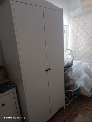 Armario blanco de madera