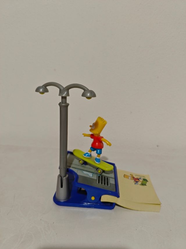 Fermacarte Bart Simpson con skateboard e lampione 