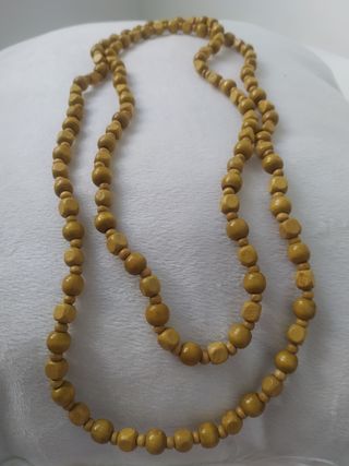 Collar de madera amarillo