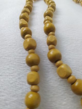 Collar de madera amarillo