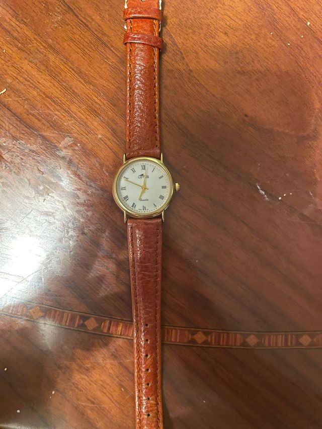 Reloj Lotus clásico dorado ( tiene oro)