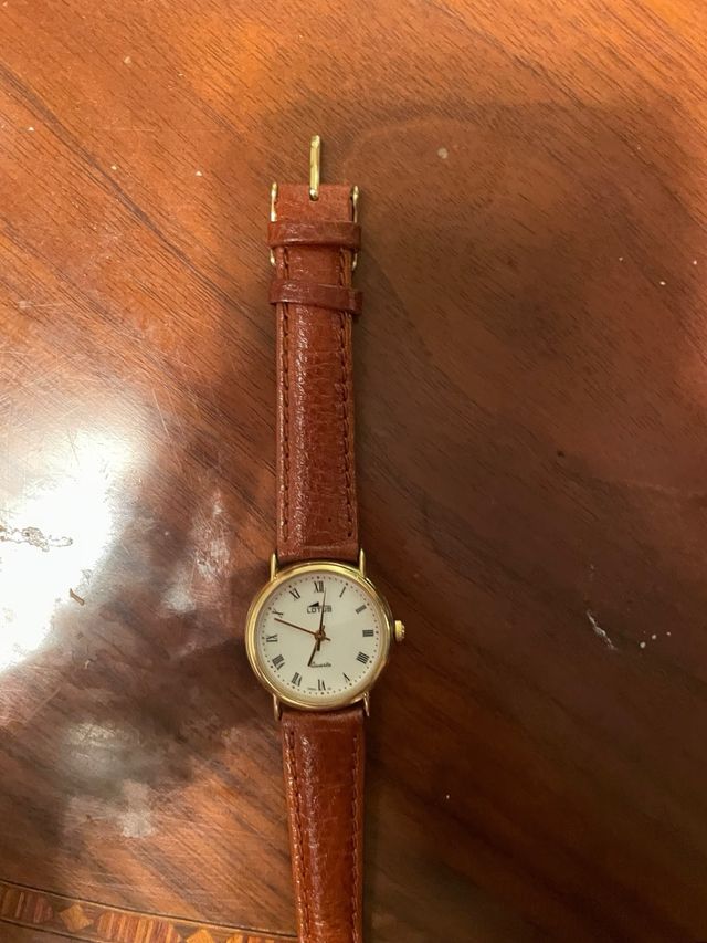 Reloj Lotus clásico dorado ( tiene oro)