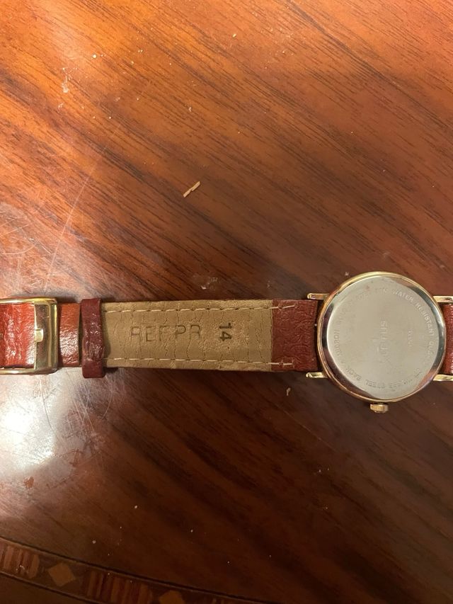 Reloj Lotus clásico dorado ( tiene oro)