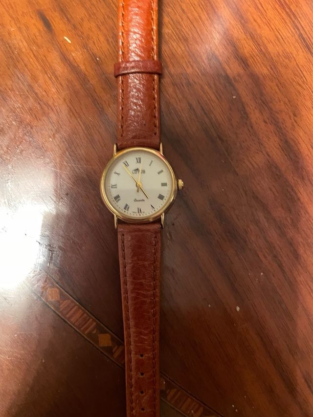 Reloj Lotus clásico dorado ( tiene oro)