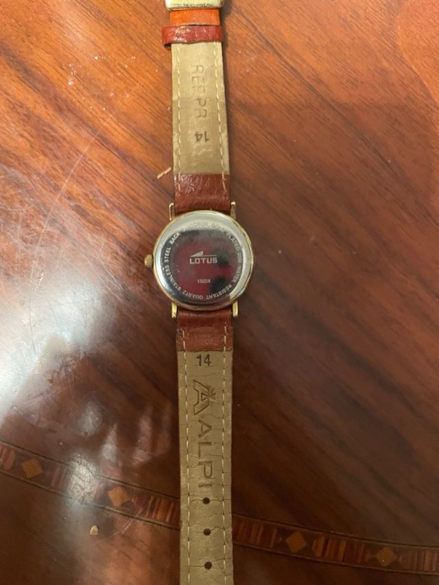 Reloj Lotus clásico dorado ( tiene oro)