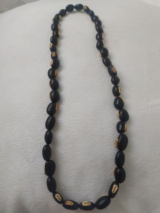 Collar de semillas negras