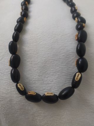 Collar de semillas negras