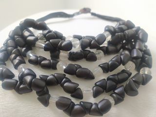 Collar negro con cuentas negras y transparentes.