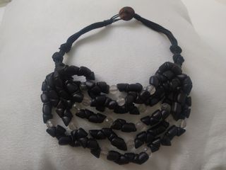 Collar negro con cuentas negras y transparentes.