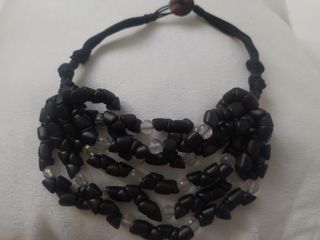 Collar negro con cuentas negras y transparentes.