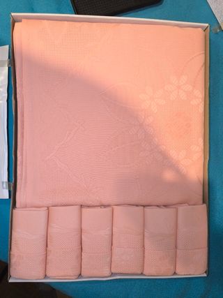 Manteleria rosa 
- 1 Mantel 150x150
- 6 servilleta