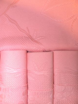 Manteleria rosa 
- 1 Mantel 150x150
- 6 servilleta