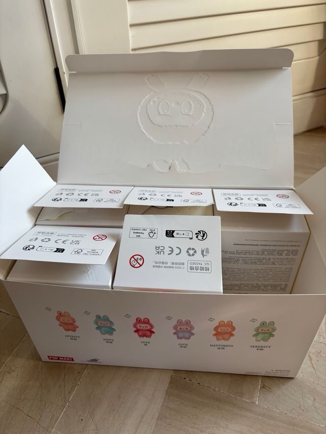 Labubu Big into Energy - 6 llaveros