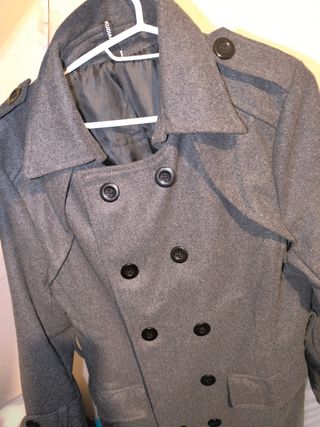 Abrigo gris hombre elegante