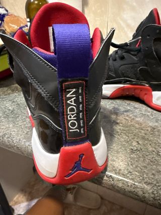 Zapatillas Jordan negras y rojas - 42