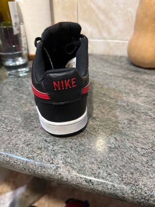 Zapatillas Nike Court Vision - rojas y negras