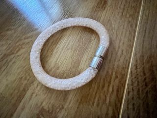 Bracciale rosa calamita