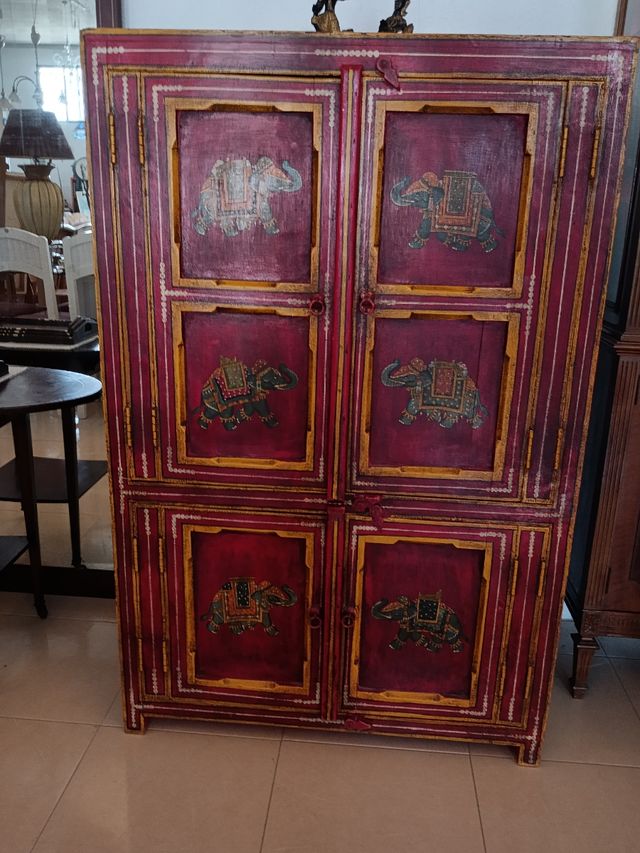 Armario rojo y dorado artesanal..