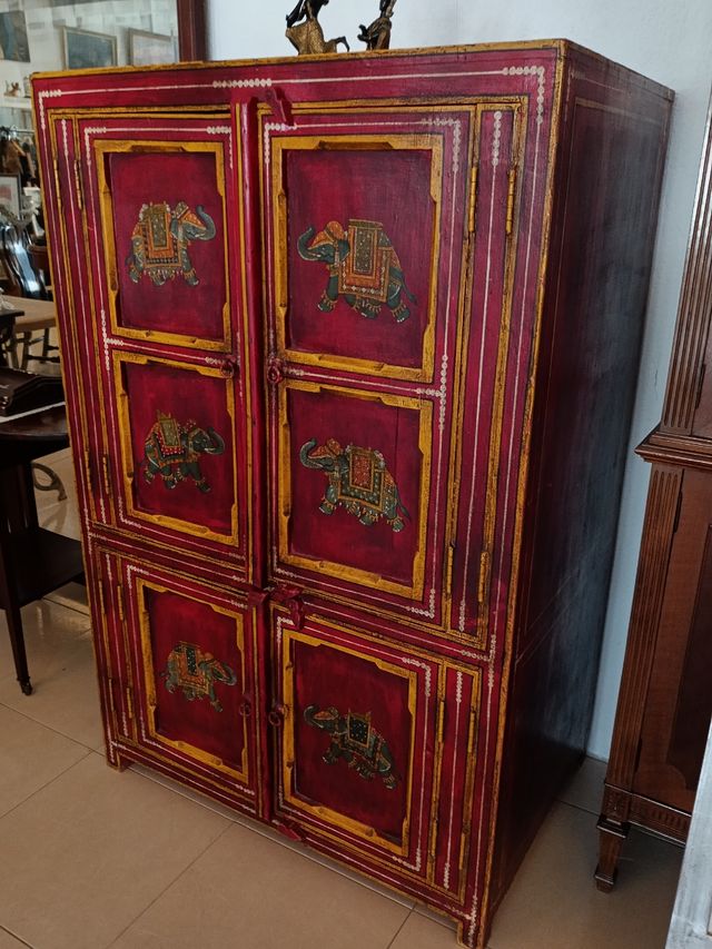 Armario rojo y dorado artesanal..