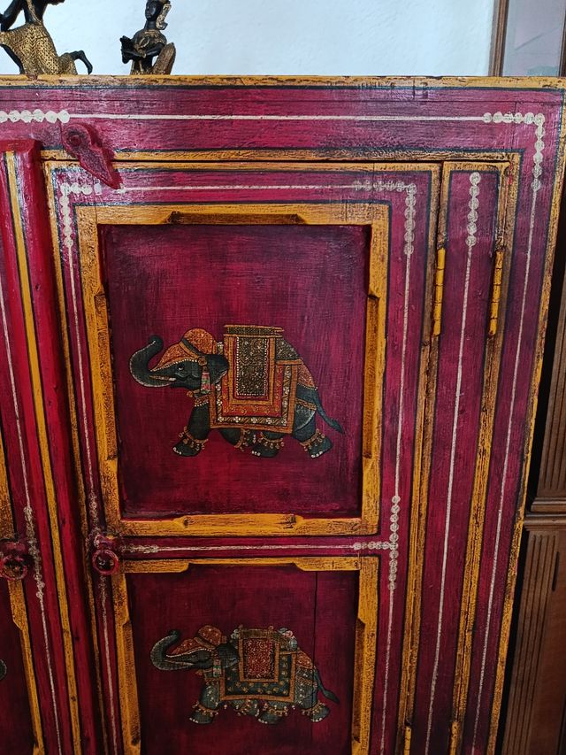 Armario rojo y dorado artesanal..