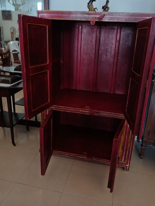 Armario rojo y dorado artesanal..