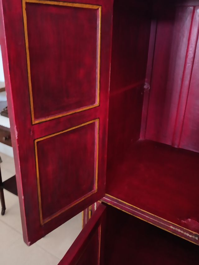 Armario rojo y dorado artesanal..