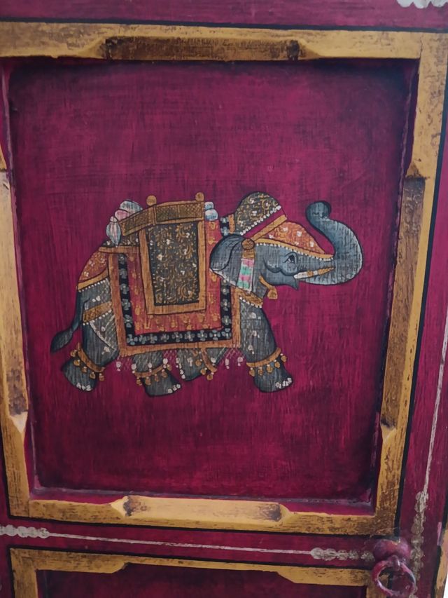 Armario rojo y dorado artesanal..