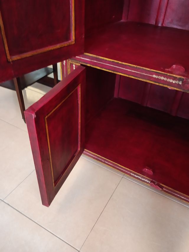 Armario rojo y dorado artesanal..