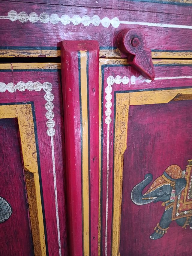 Armario rojo y dorado artesanal..